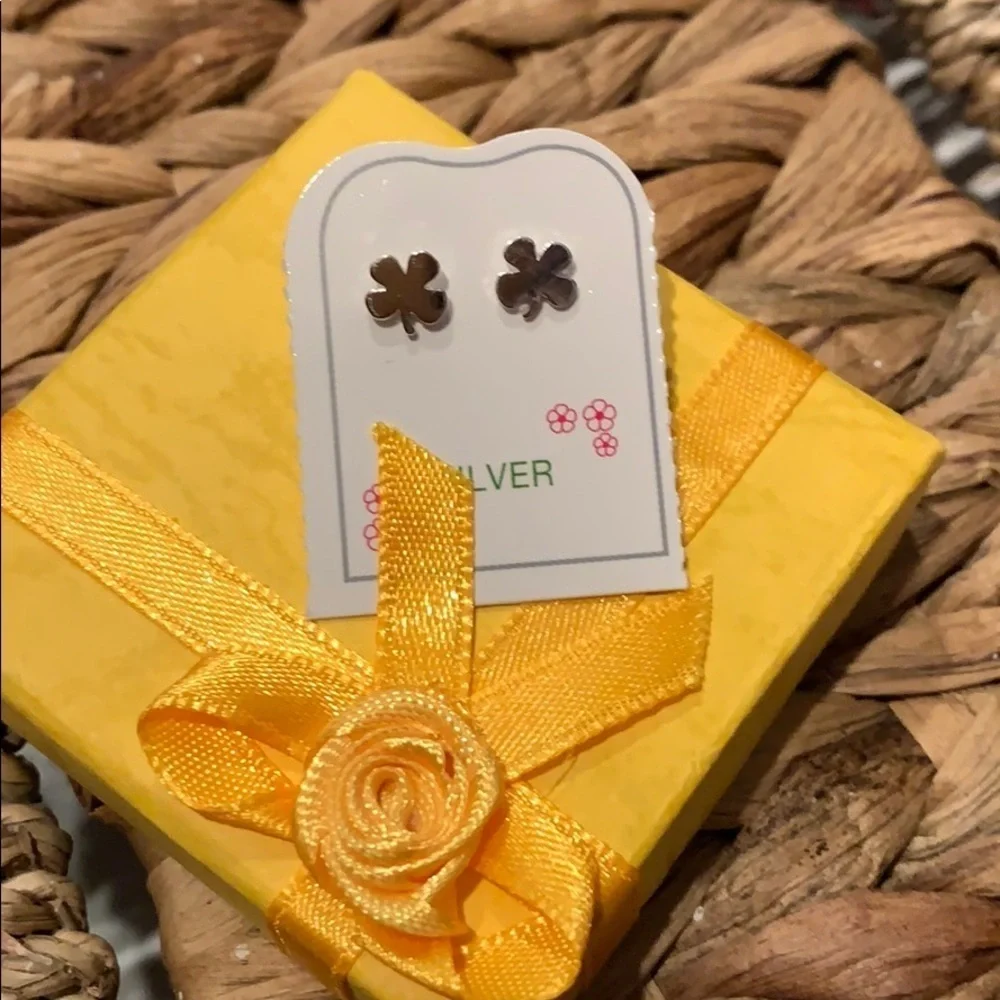Sterling Silver or Gold plated Clover screw back Earrings